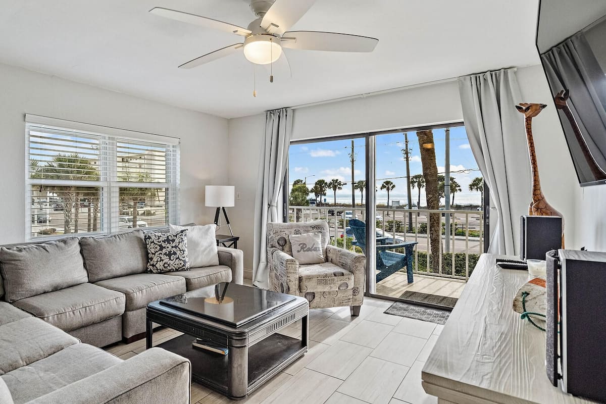 Condo, 2 Bedrooms | Living room