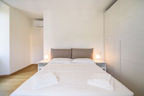 Room - [DUOMO] Free parking and private terrace (Como)