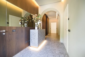 Lobby - [DUOMO] Free parking and private terrace (Como)