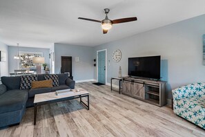 Condo, 2 Bedrooms | Living area