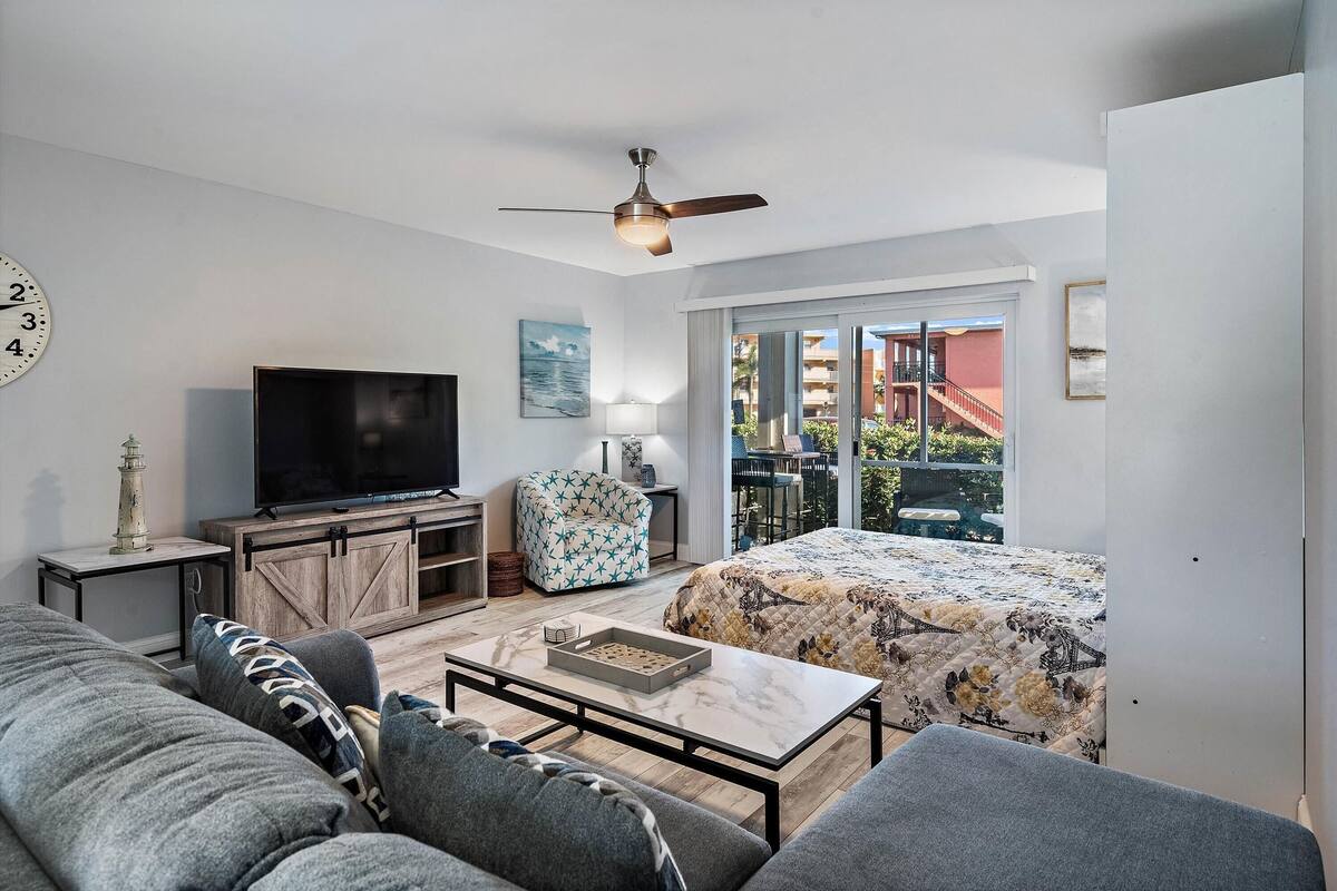 Condo, 2 quartos | Área de estar