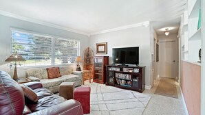 House, 2 Bedrooms | Living room - Montego by Sandy Beach Vacations (Seminole)