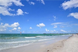 On the beach - Sea Rocket by Sandy Beach Vacations (North Redington Beach)