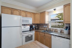 Condo, 1 quarto | Cozinha privada | Micro-ondas, fogão, cooktop, lava-louças