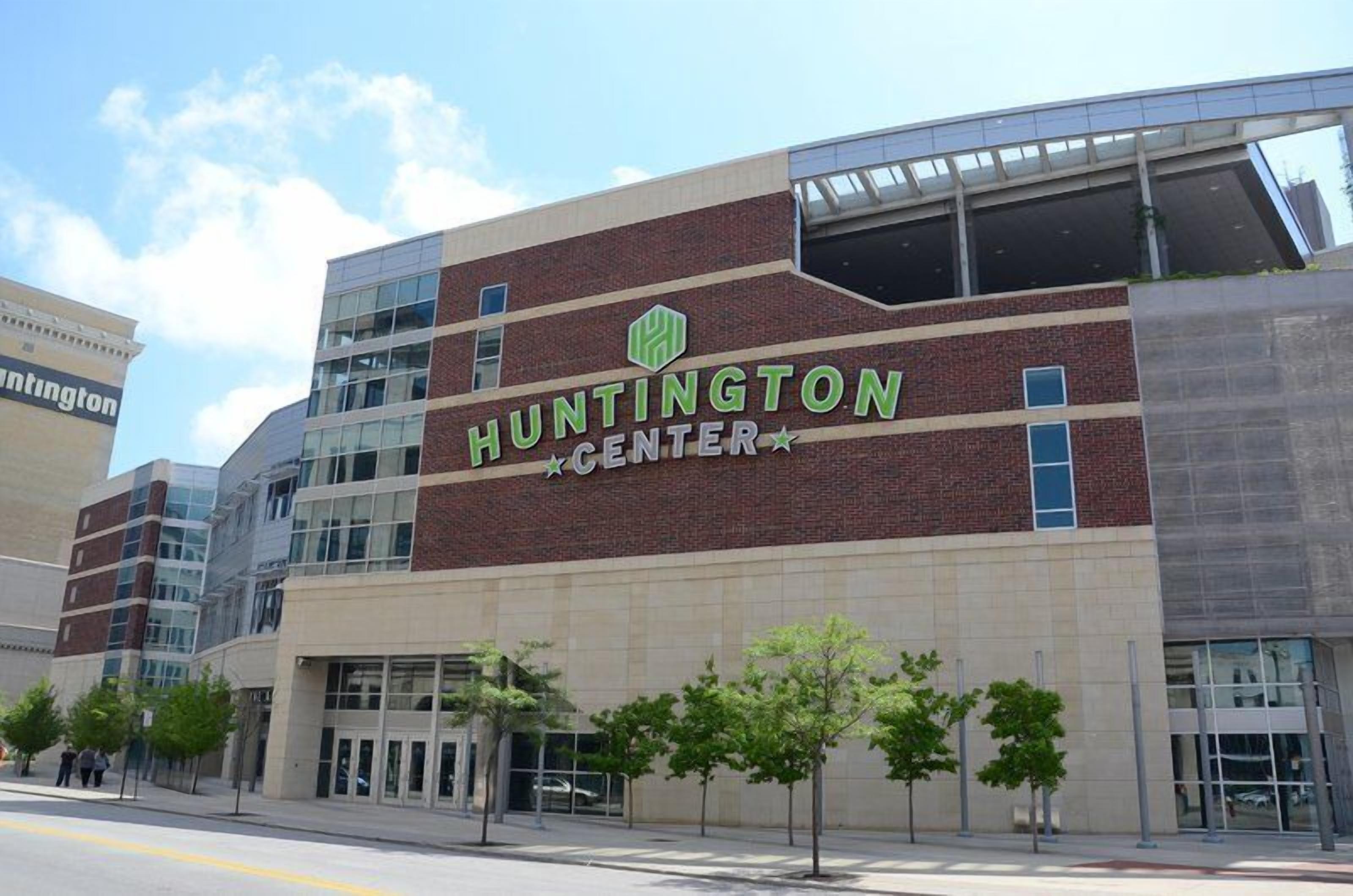 Ein Gebäude mit einem Schild, auf dem 'Huntington Center' steht, und einem modernen architektonischen Design.