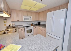 Condo, 3 Bedrooms | Private kitchen | Oven, dishwasher, dining tables