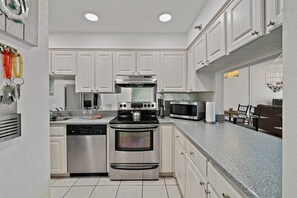 Condo, 3 Bedrooms | Private kitchen | Oven, dishwasher, dining tables