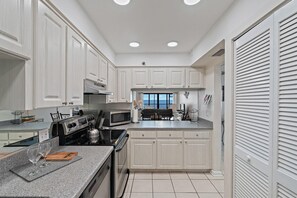 Condo, 3 Bedrooms | Private kitchen | Oven, dishwasher, dining tables