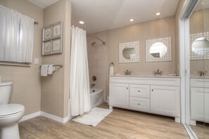 3 bedrooms, individually decorated, individually furnished - Paradise Palms by Sandy Beach Vacations (Tierra Verde)