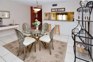 Dining - La Puerta 4-231 by Sandy Beach Vacations (St. Petersburg)
