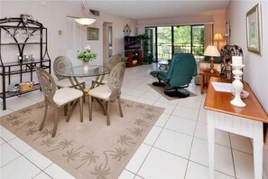 Condo, 2 quartos | Sala de estar