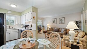 Condo, 1 quarto | Cozinha privada | Fogão, lava-louças, mesas de jantar