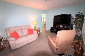Living room - St Pete Haven by Sandy Beach Vacations (St. Petersburg)