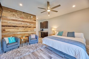 5 habitaciones, escritorio y tabla de planchar con plancha