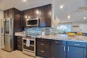 Frigorifero, microonde, forno, piano cottura