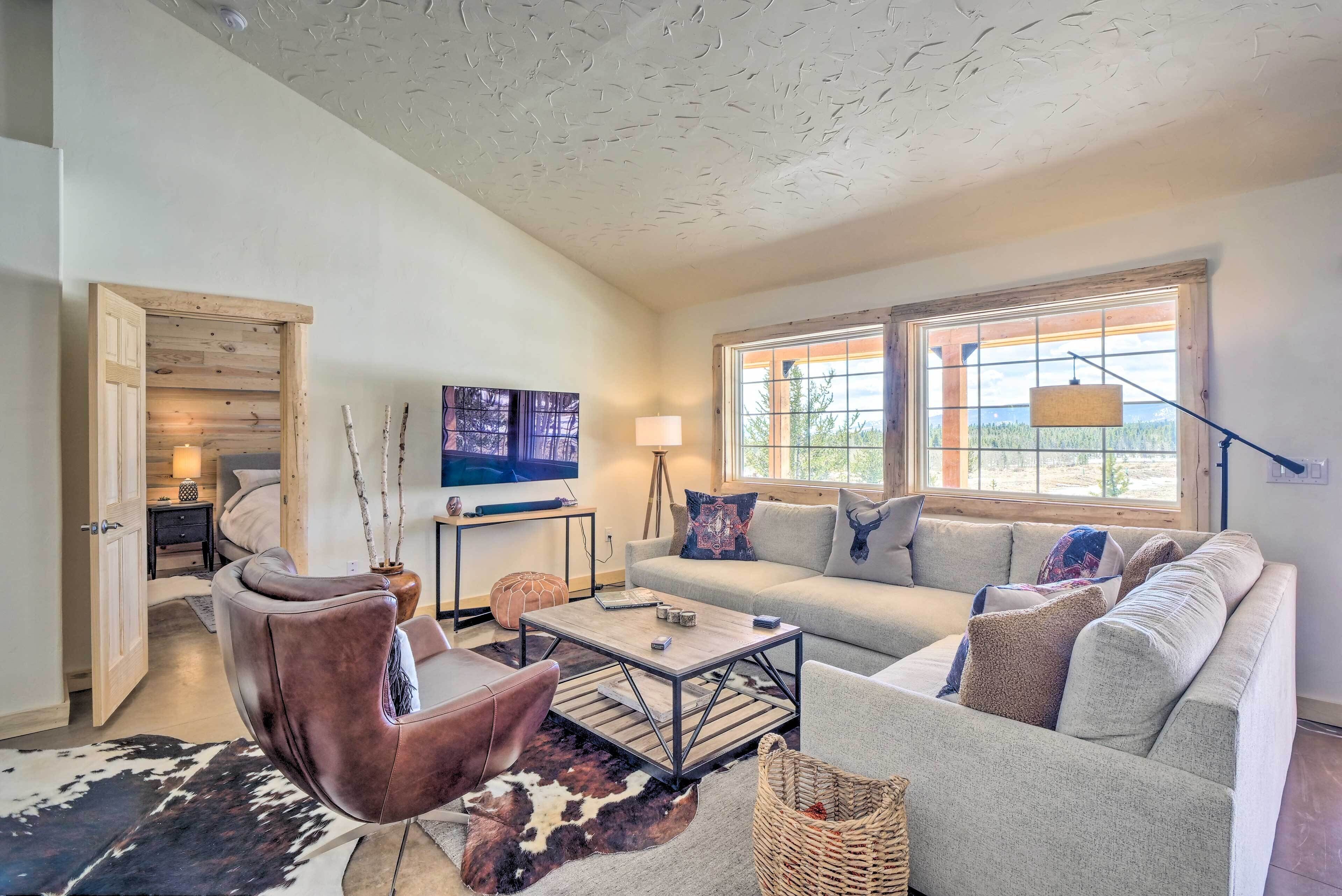 Cabin-Chic Comfort on 5 Private Acres w/Views!