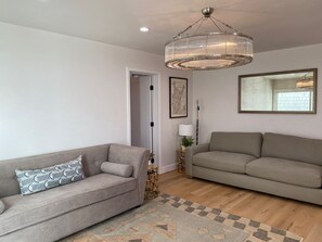 Smart TV, chimenea y estéreo