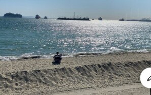 En la playa, camastros y toallas de playa