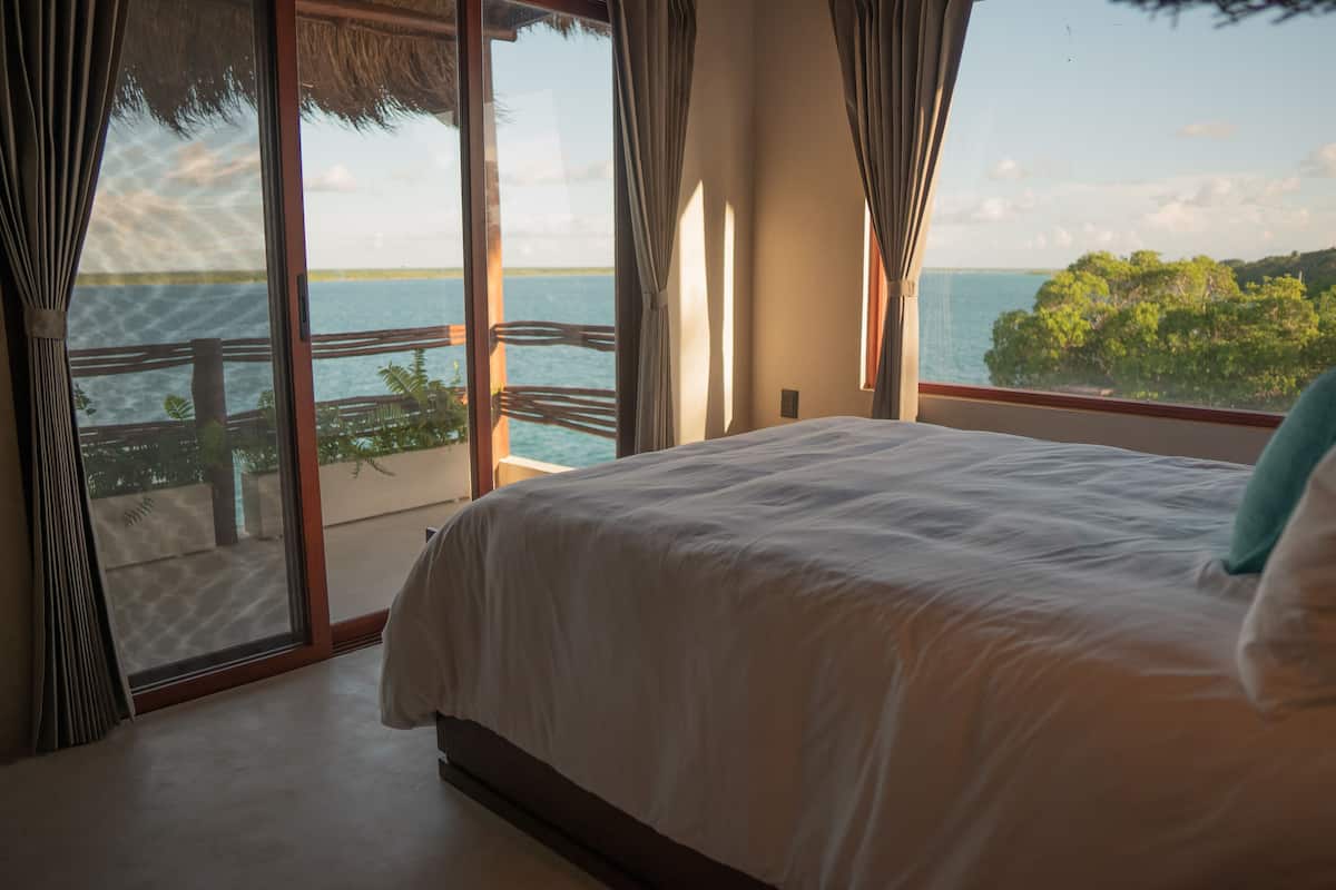 Studio Suite, 1 giường cỡ queen, hiên, quang cảnh eo biển | Bộ trải giường bằng vải cotton Ai Cập, bộ đồ giường cao cấp