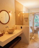 Bañera y ducha independientes, bañera profunda