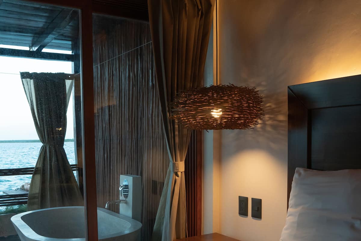 Studio Suite Superior, hiên, cạnh hồ | Bộ trải giường bằng vải cotton Ai Cập, bộ đồ giường cao cấp