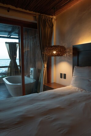 高級開放式套房, 露台, 湖畔 | 埃及棉床單、高級寢具、羽絨被、客房內保險箱