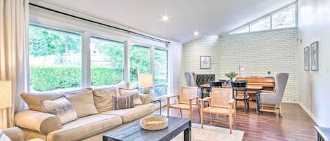 Fernseher, Kamin, Bücher