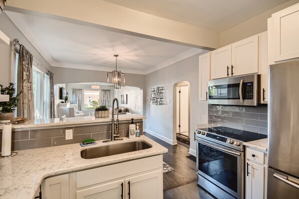 Kühlschrank, Mikrowelle, Ofen, Herdplatte