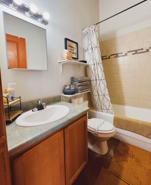 Badkar/dusch, hårtork, handdukar och tvål