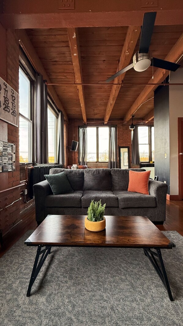 Smart TV - Urban King bed Loft Free Parking Downtown (Detroit)