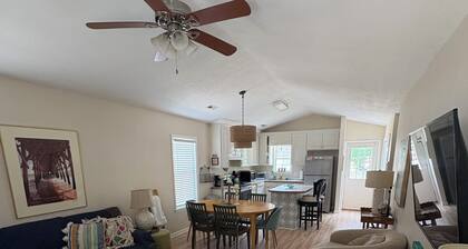 Cozy Beach Cottage DM for winter prices king beds