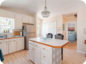 Private kitchen - Cozy Beach Cottage DM for winter prices king beds (Oak Island)