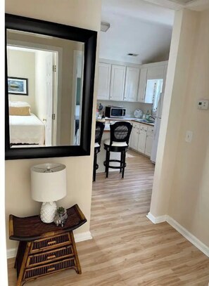 Suihkun ja ammeen yhdistelmä, hiustenkuivaaja, pyyhkeet, saippua