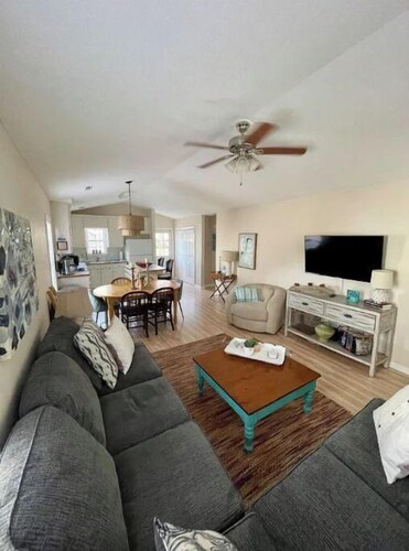 Cozy Beach Cottage DM for winter prices king beds
