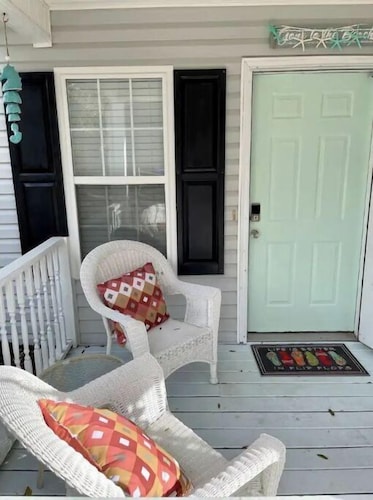 Cozy Beach Cottage DM for winter prices king beds