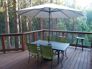 Outdoor dining - Cozy cabin in the woods. (Arnold)