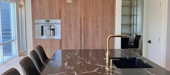 Gorgeous New "Cosmopolitan Arts House" in Prime Silverlake with Pool and Views!