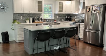 Beautiful and modern 3 Bedroom 2 full BR.