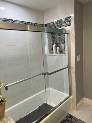 Combined shower/bathtub, hair dryer, towels, soap - Beautiful and modern 3 Bedroom 2 full BR. (Marlborough)
