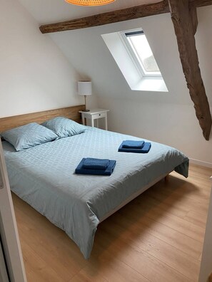 2 habitaciones, tabla de planchar con plancha y ropa de cama