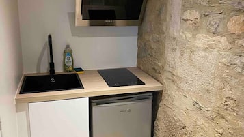 Fridge, microwave, coffee/tea maker, cookware/dishes/utensils