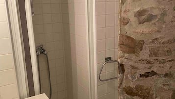 Shower, hair dryer, towels, shampoo
