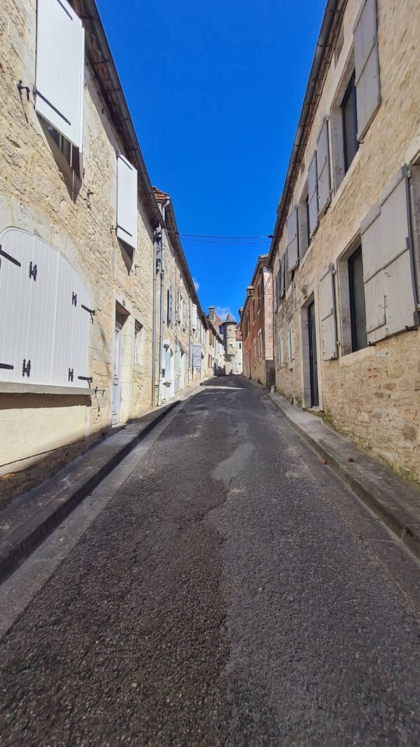 Unclassified image, 1 of 5, button