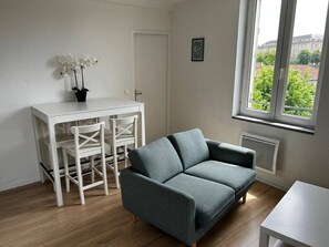 Unclassified image, 4 of 7, button