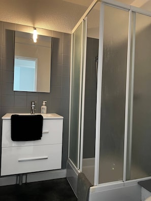 Douche, serviettes fournies