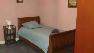 4 slaapkamers, een strijkplank/strijkijzer, beddengoed