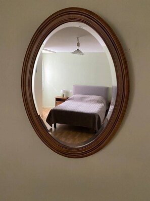 2 quartos, ferros/tábuas de passar roupa, roupa de cama