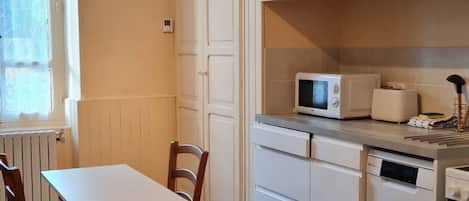 Kühlschrank, Mikrowelle, Ofen, Geschirrspüler