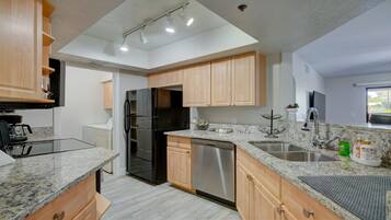 Apartment | Private kitchen | Full-sized fridge, microwave, oven, cookware/dishes/utensils