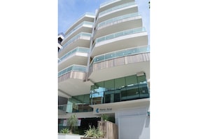 Exterior - Apartamento pertinho da Praia do FORTE!(104) (Cabo Frio)
